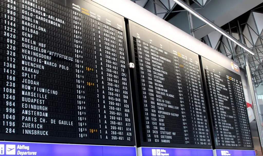 Panneau des arrivées des vols à Paris pour services de chauffeur privé CLB, transfert rapide et professionnel