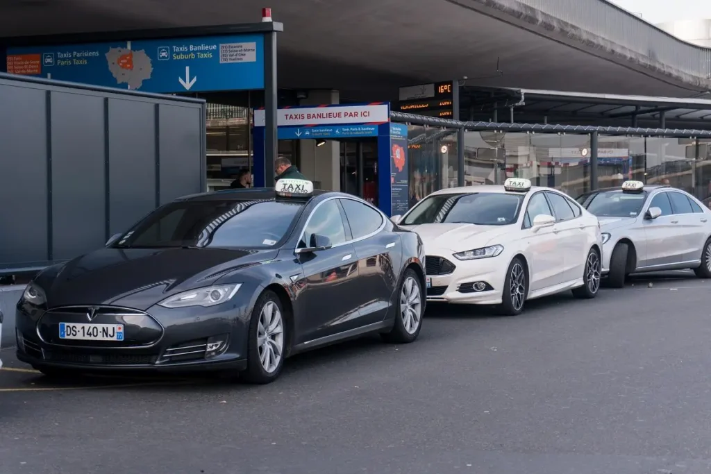 taxi orly Station de taxi bondée à l’aéroport d’Orly, illustrant l’attente avant de trouver un véhicule