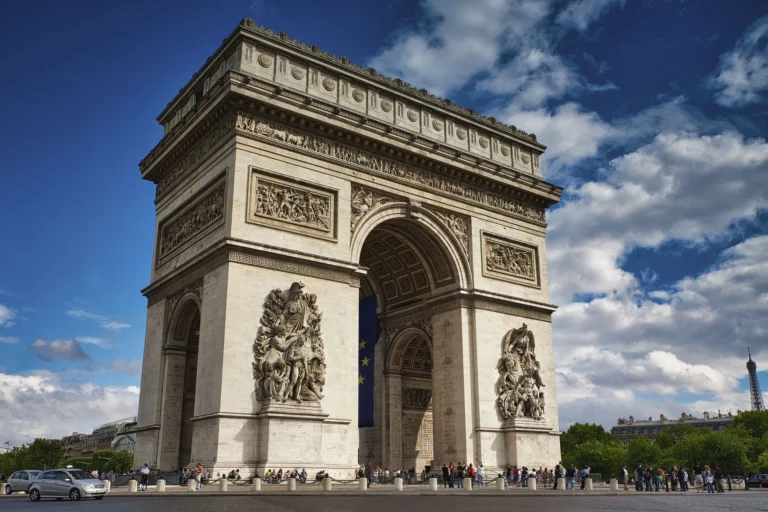 L'arc de triomphe en pleine journée d'été
